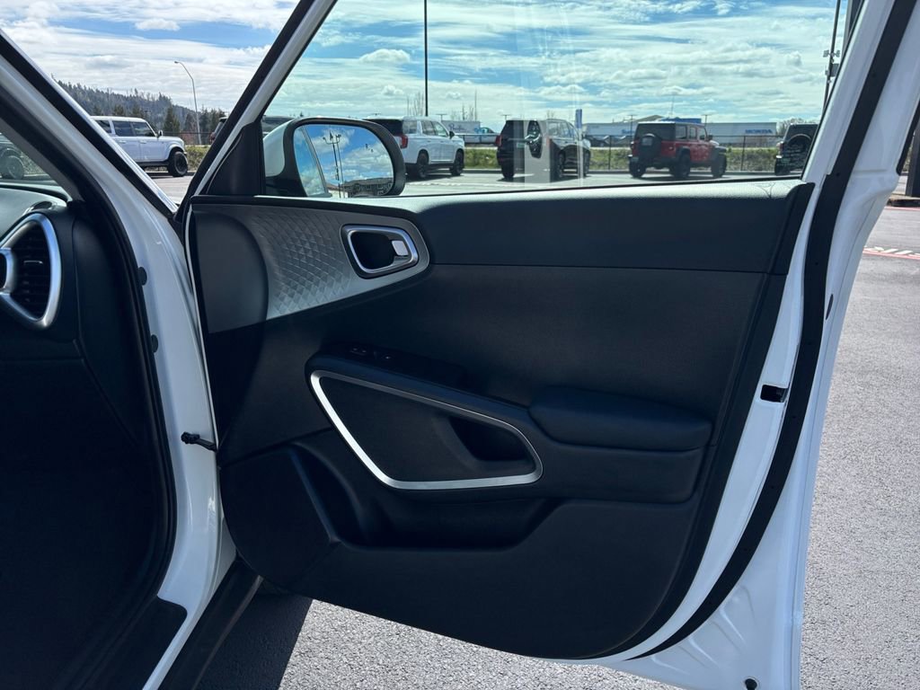 Used 2025 Kia Soul LX FWD image 26