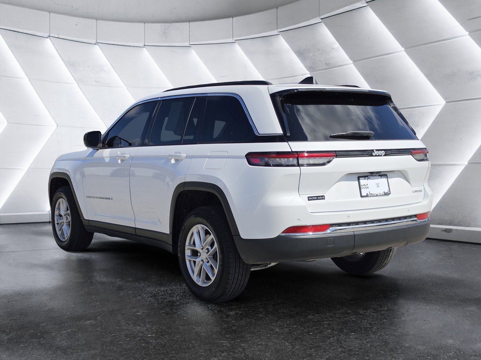 Used 2025 Jeep Grand Cherokee Laredo X w/ Luxury Tech Group I image 5