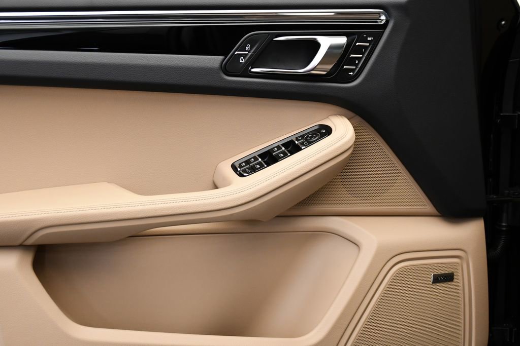 Certified 2025 Porsche Macan image 35
