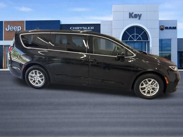 Used 2023 Chrysler Pacifica Touring-L FWD image 9