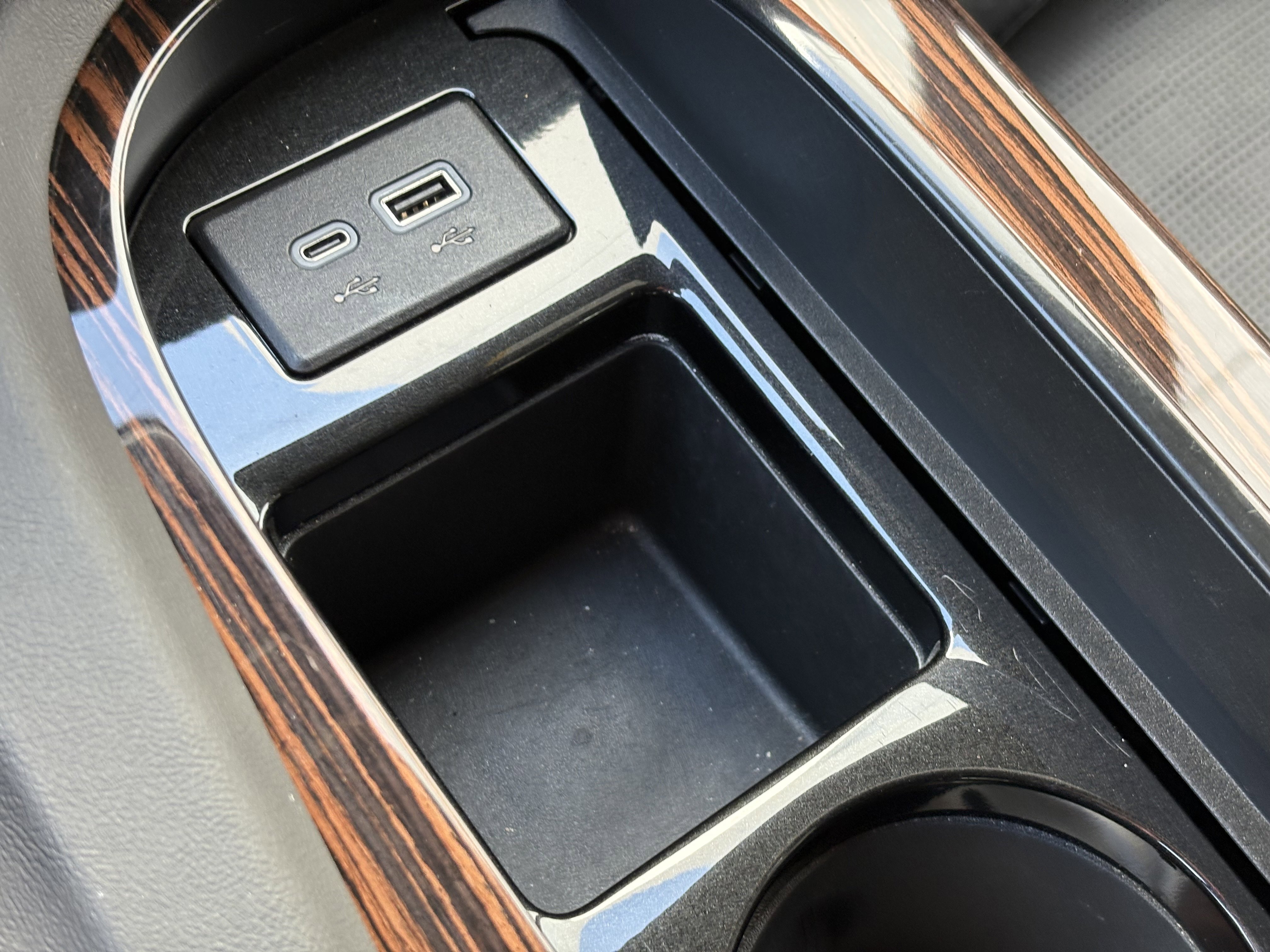 Used 2024 Cadillac Escalade ESV Premium Luxury w/ Performance Package AWD/4WD image 31