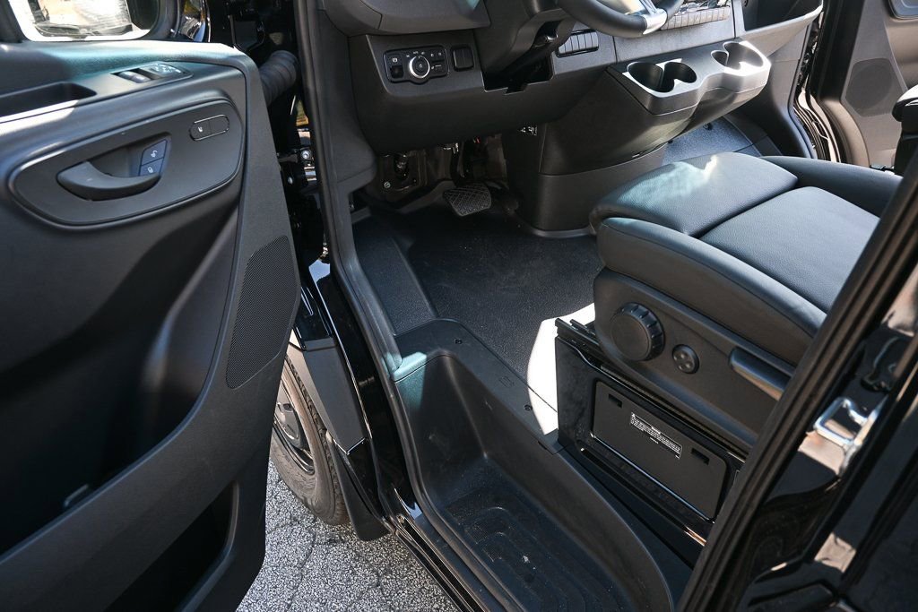 Used 2025 Mercedes-Benz Sprinter 2500 image 7