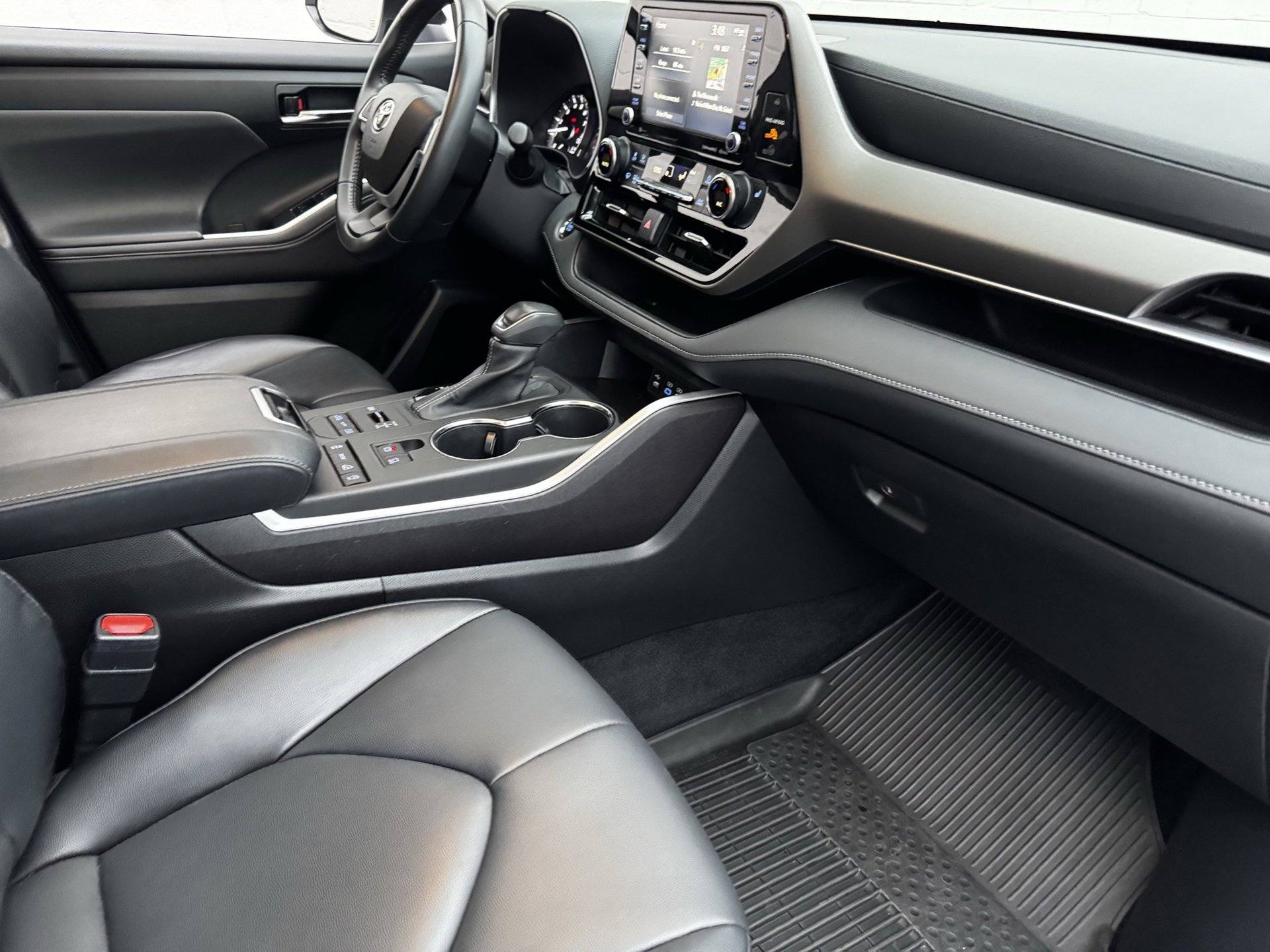 Used 2022 Toyota Highlander XLE image 8