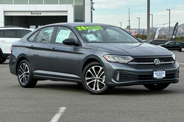 Used 2024 Volkswagen Jetta Sport image 2