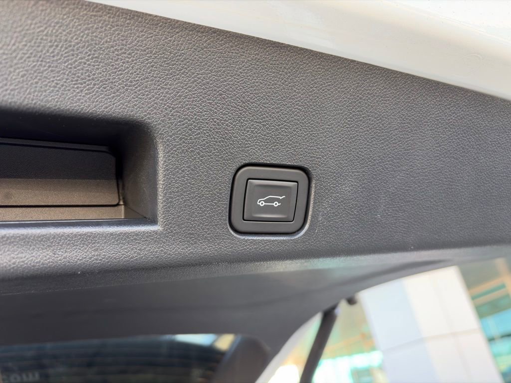Used 2025 GMC Acadia Elevation image 11