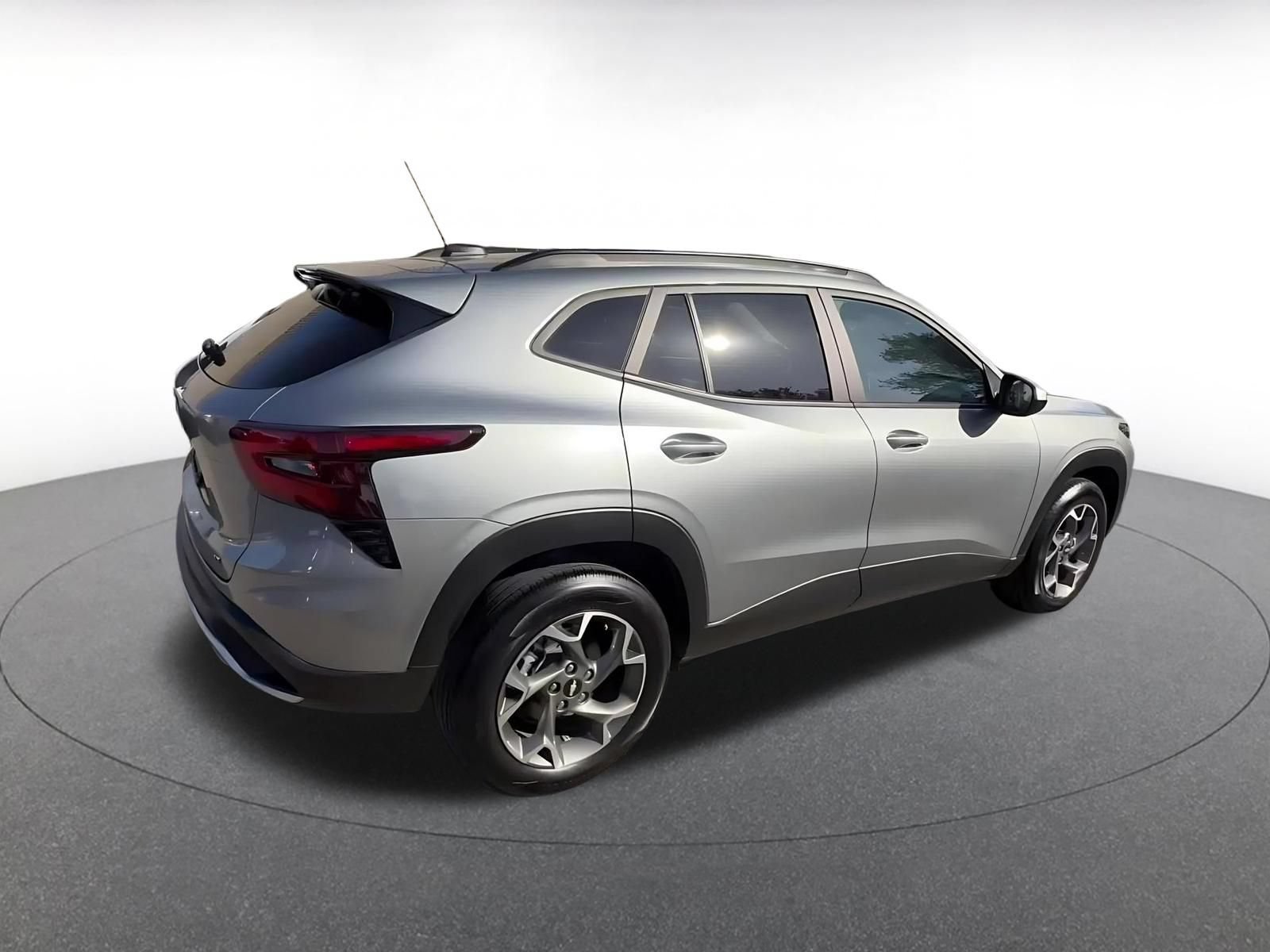 Used 2025 Chevrolet Trax LT FWD image 14
