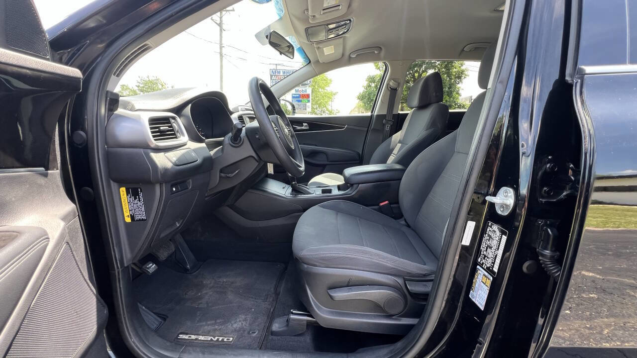 Used 2017 Kia Sorento L image 11