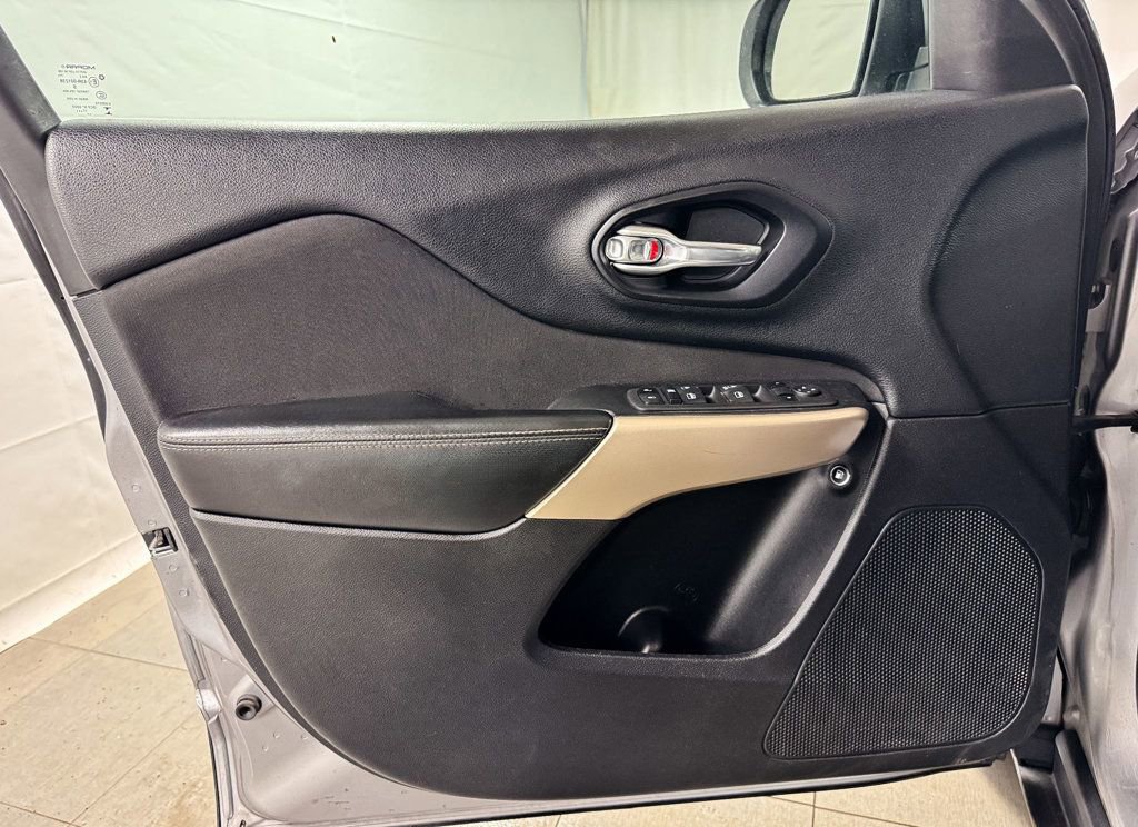 Used 2018 Jeep Cherokee Latitude FWD image 13