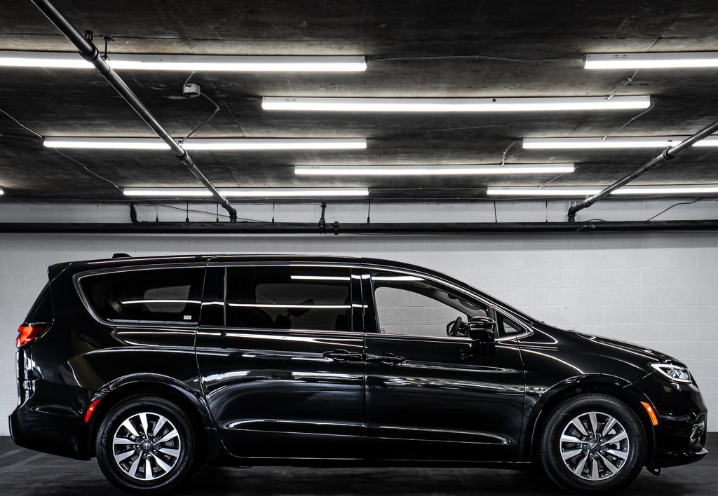 Used 2024 Chrysler Pacifica Limited FWD image 6
