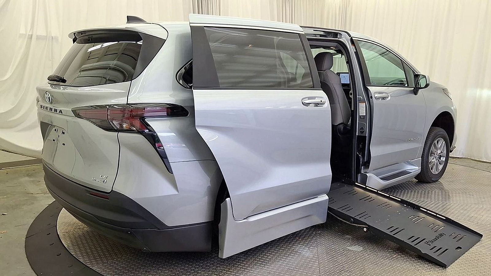 Used 2024 Toyota Sienna LE FWD image 4