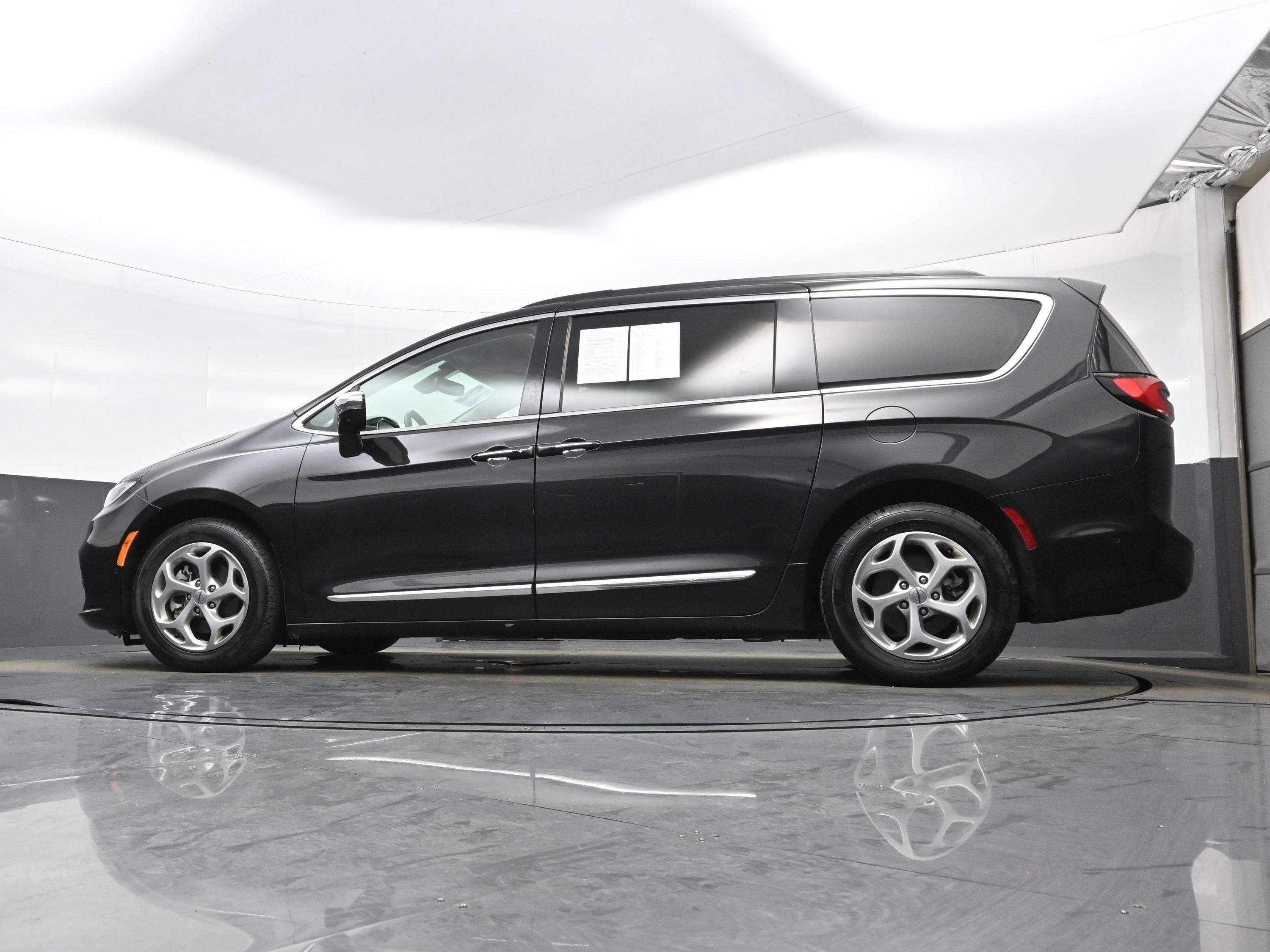 Used 2022 Chrysler Pacifica Limited FWD image 30