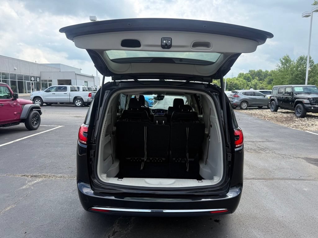 Used 2022 Chrysler Pacifica Touring-L AWD/4WD image 46