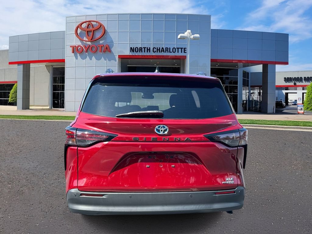 Used 2024 Toyota Sienna XLE FWD image 6