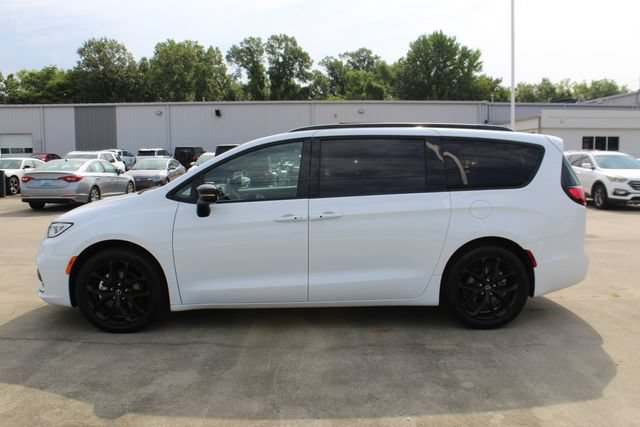 Used 2025 Chrysler Pacifica Limited FWD image 2