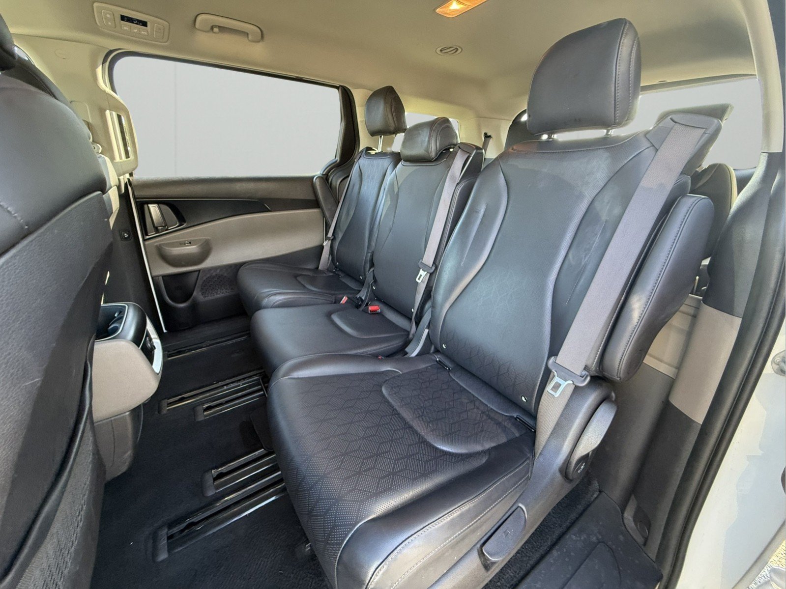Used 2025 Kia Carnival FWD image 25
