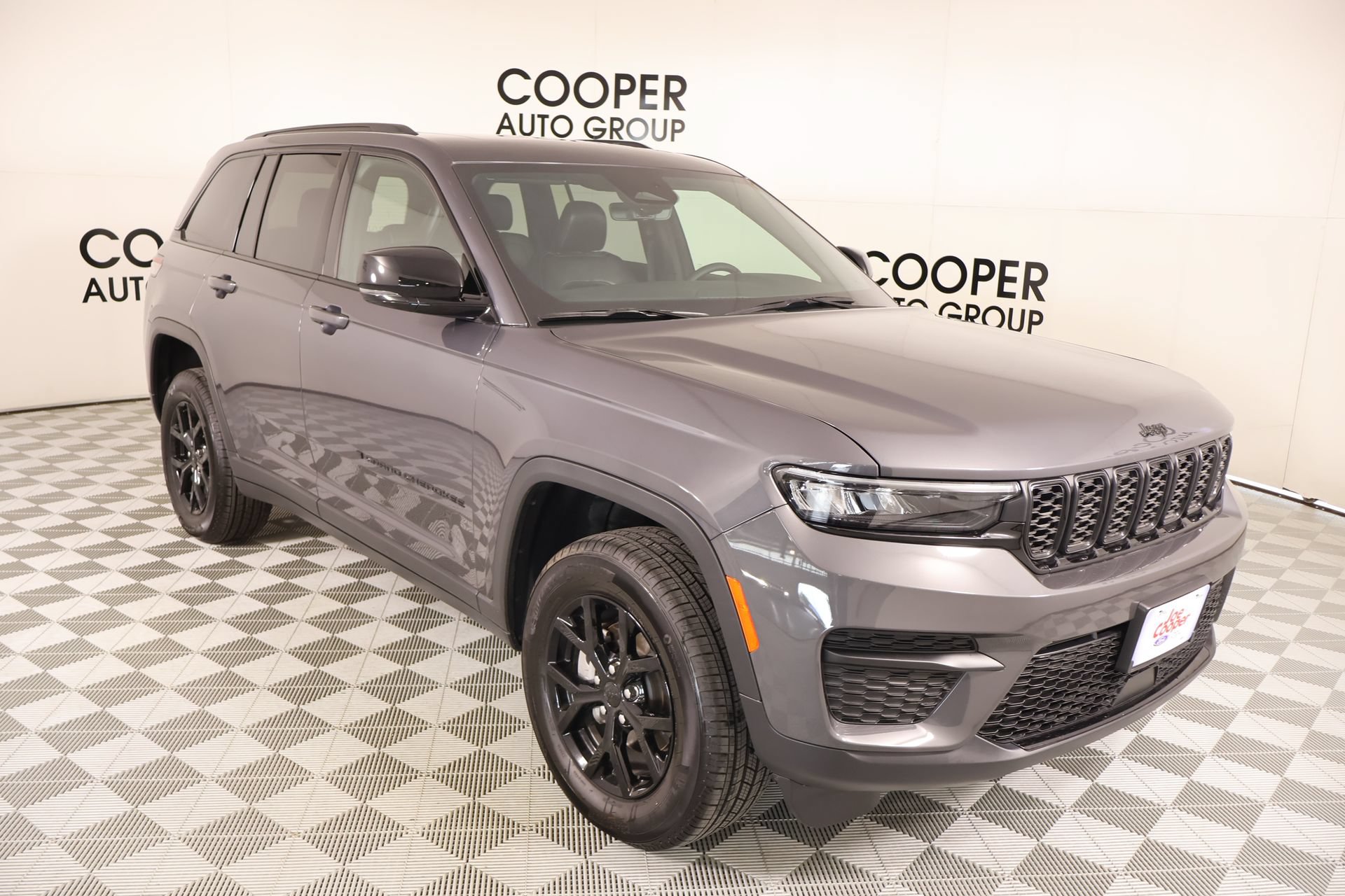 Used 2025 Jeep Grand Cherokee Altitude