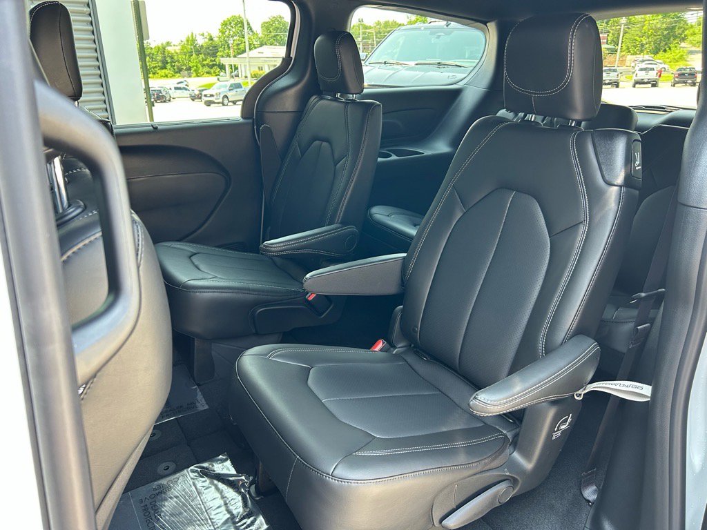 New 2025 Chrysler Voyager LX image 35