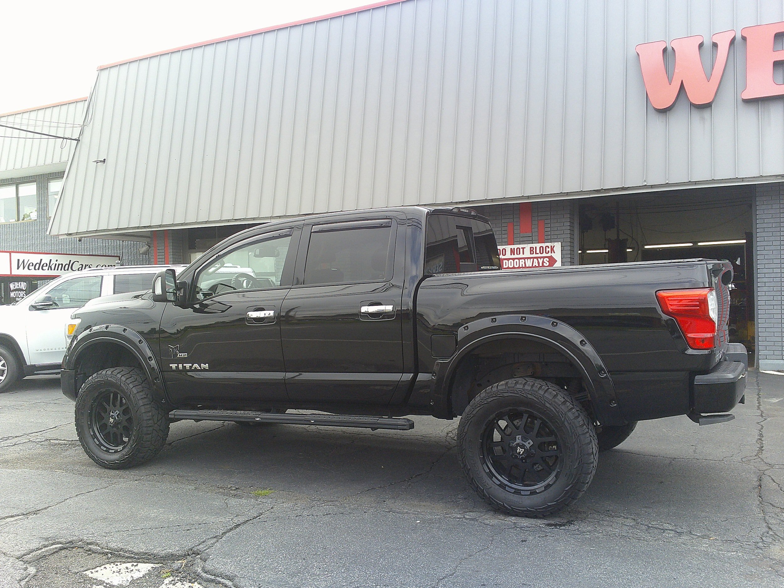 Used 2021 Nissan Titan SV w/ SV Convenience Package AWD/4WD image 5