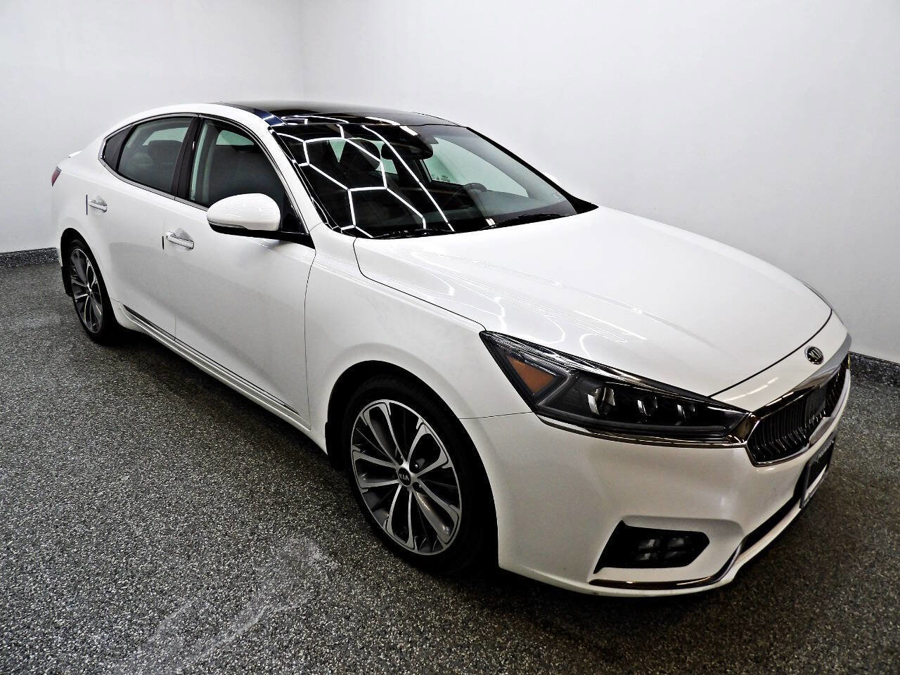 Used 2017 Kia Cadenza Technology FWD image 3