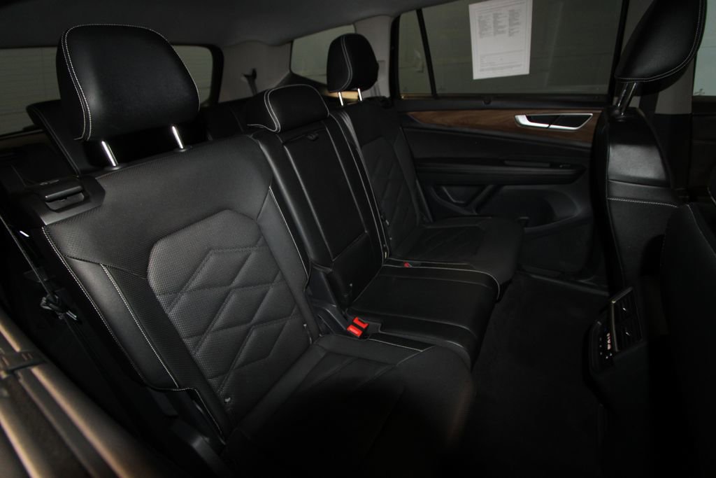 Used 2025 Volkswagen Atlas SE image 19