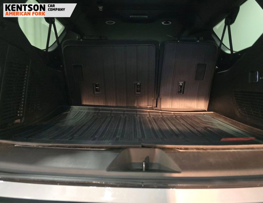 Used 2025 GMC Yukon XL Denali w/ Advanced Technology Package image 4