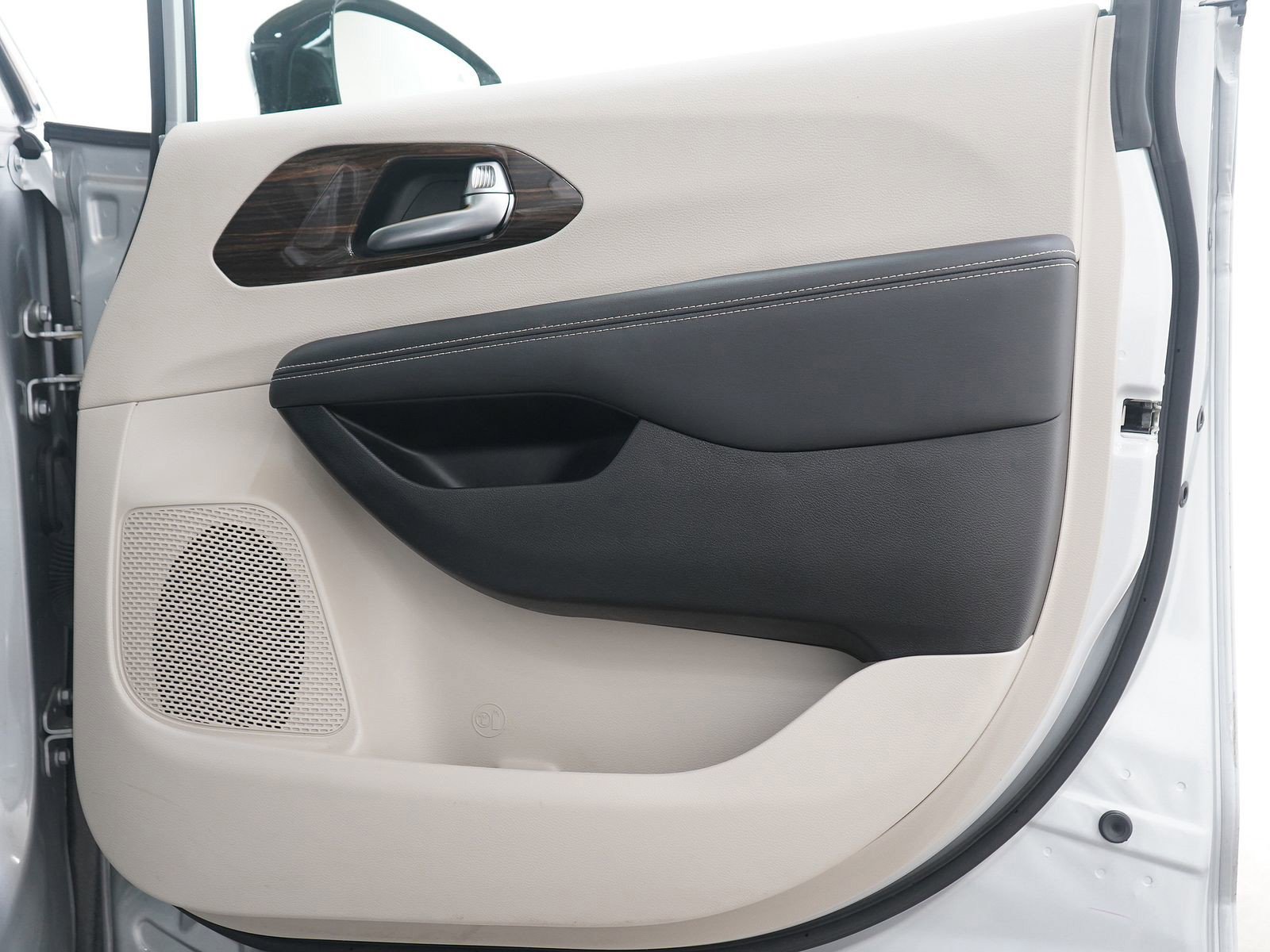 Used 2024 Chrysler Pacifica Limited image 11