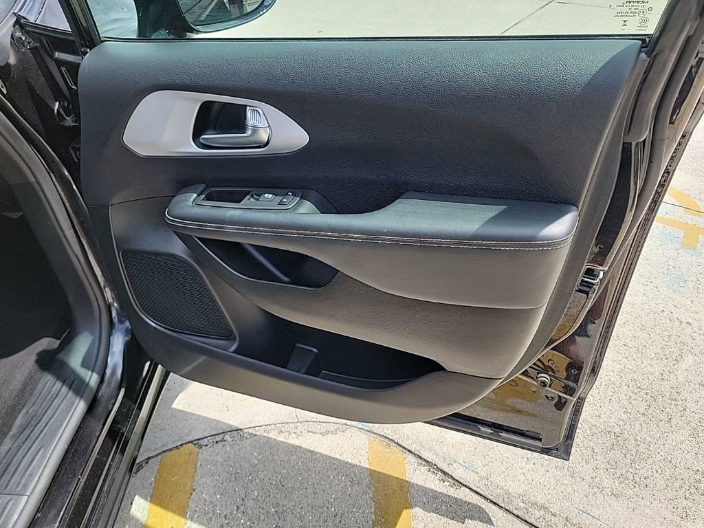 Used 2025 Chrysler Pacifica Limited image 14