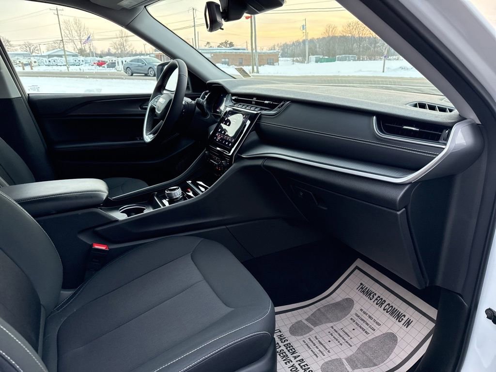 Used 2024 Jeep Grand Cherokee Laredo X image 47