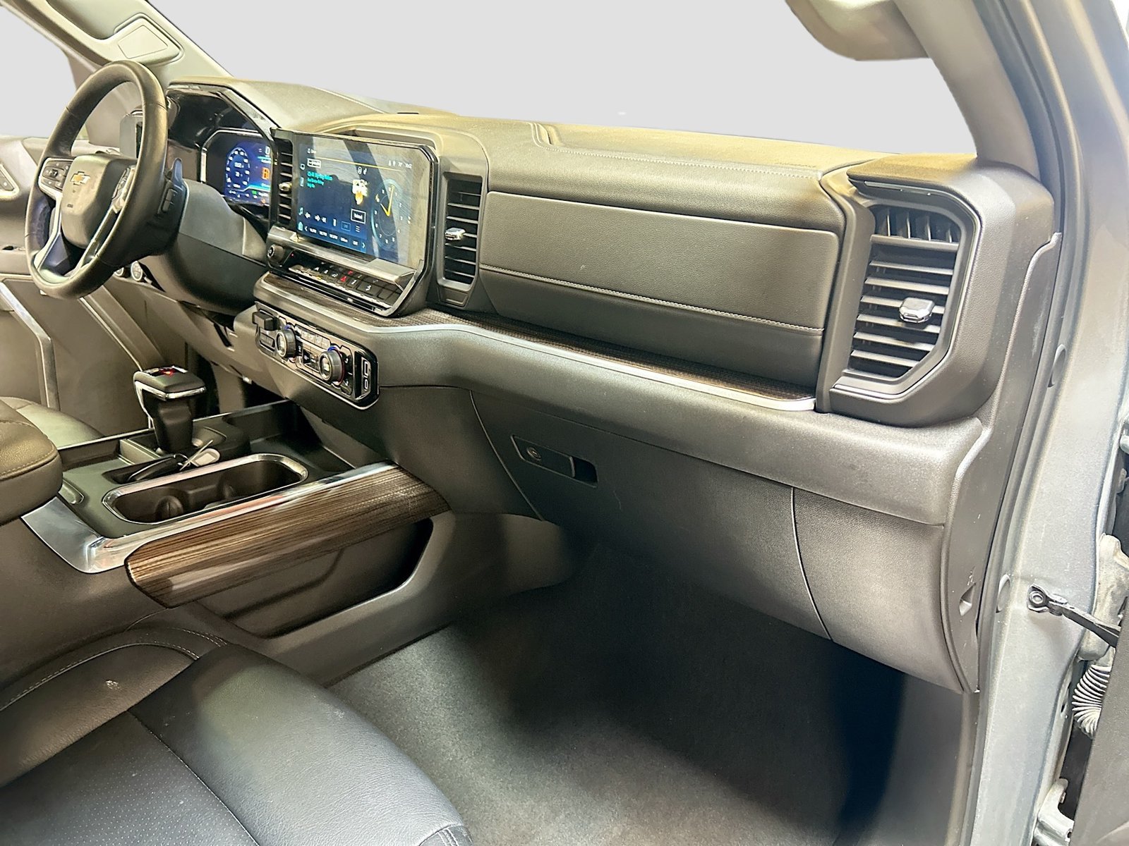 Used 2025 Chevrolet Silverado 1500 LT Trail Boss w/ Convenience Package II AWD/4WD image 29