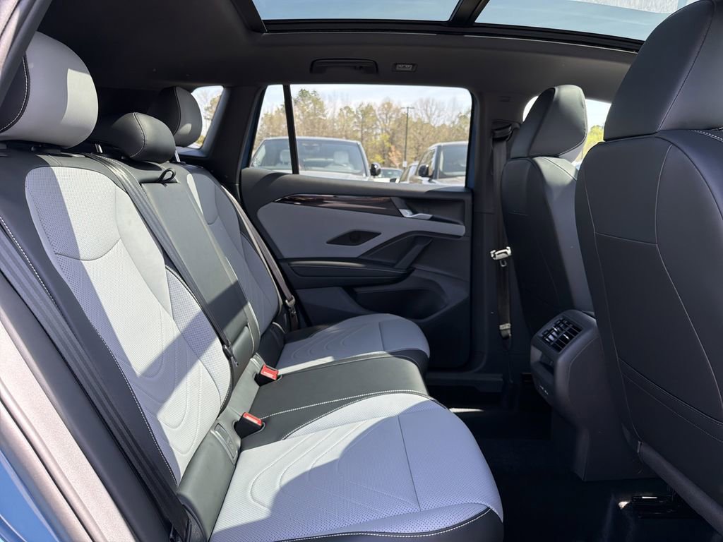 New 2026 Volkswagen Tiguan SE R-Line FWD image 17