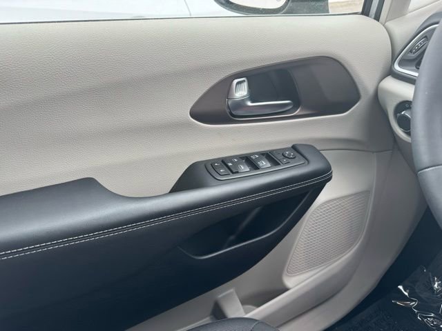 Used 2023 Chrysler Voyager LX image 30