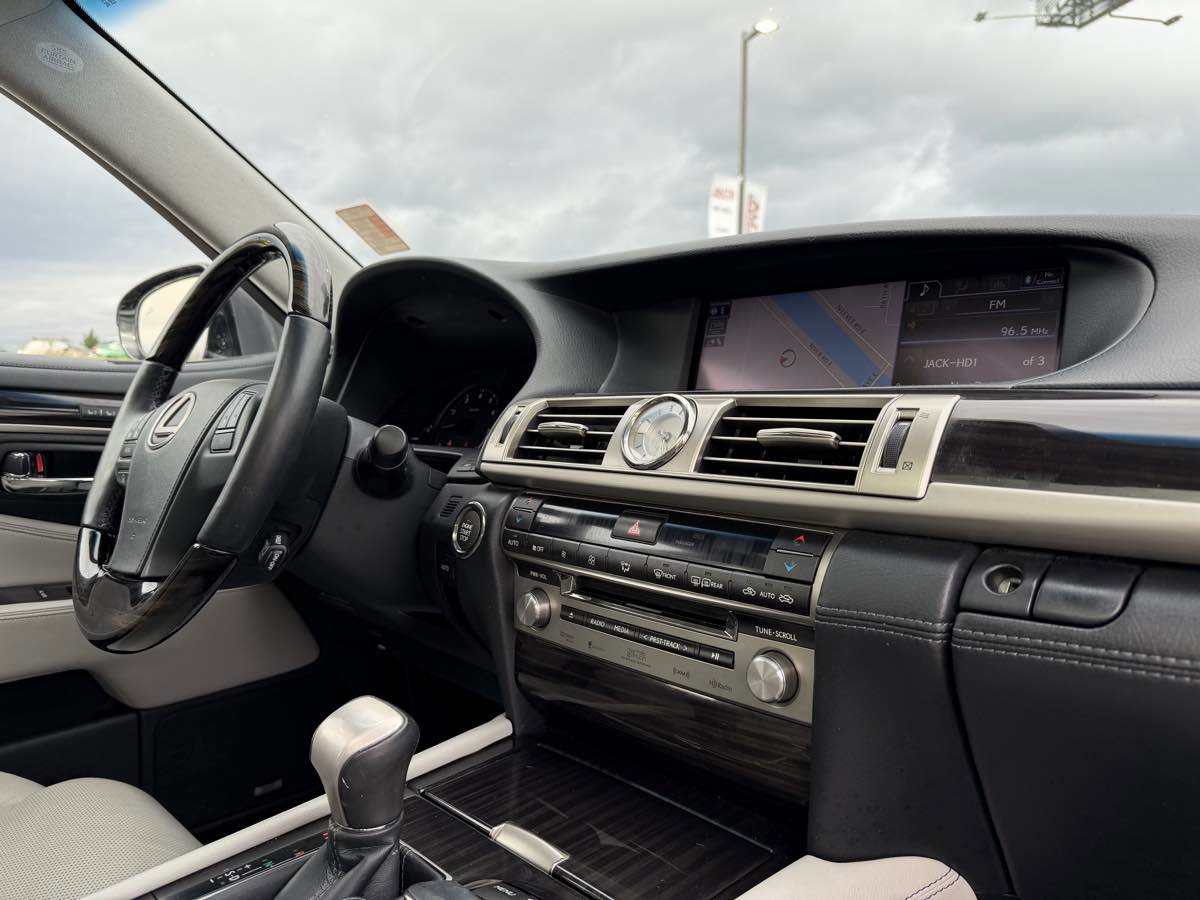 Used 2014 Lexus LS 460 w/ Comfort Package RWD image 17