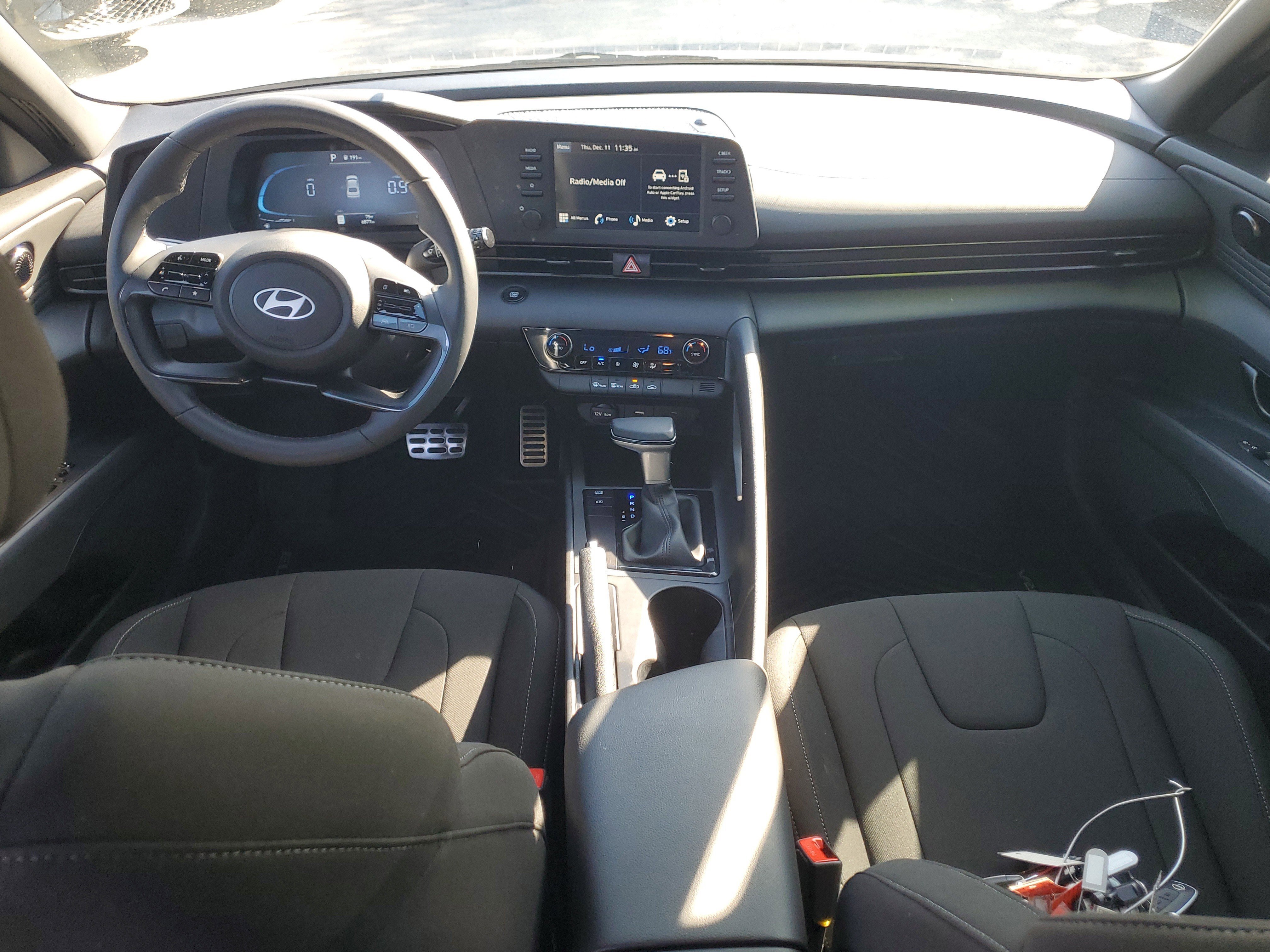 Used 2025 Hyundai Elantra Sport image 13