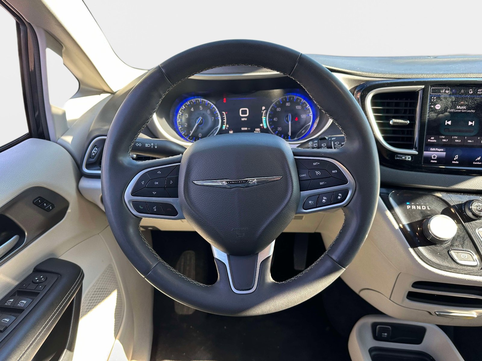 Used 2023 Chrysler Pacifica Touring-L FWD image 12