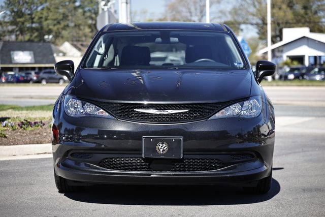 Used 2022 Chrysler Voyager LX image 13