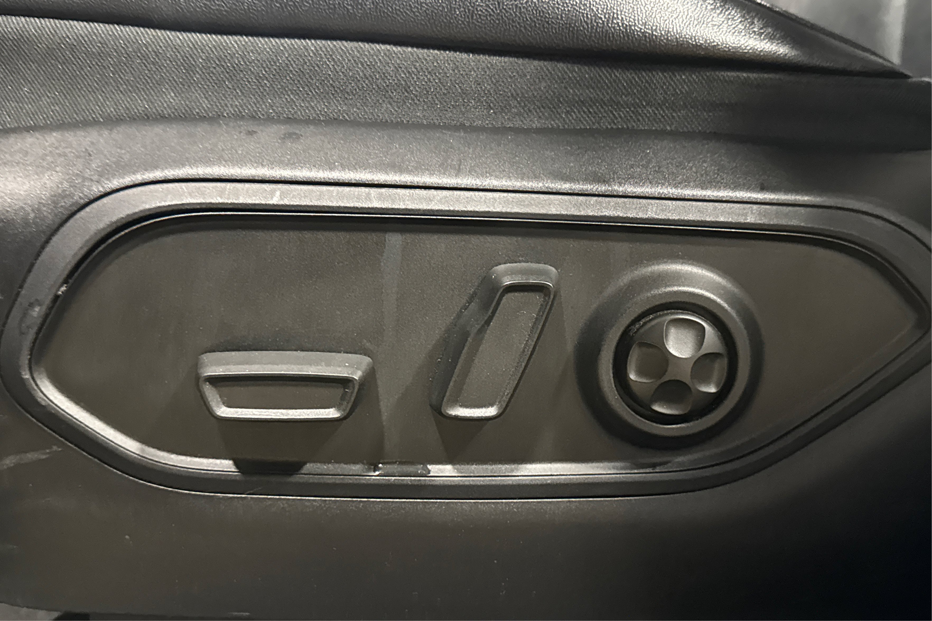 Used 2023 Jeep Grand Cherokee Limited AWD/4WD image 19