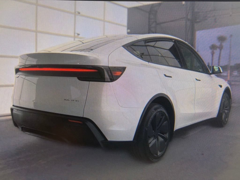 Used 2026 Tesla Model Y Long Range AWD/4WD image 3
