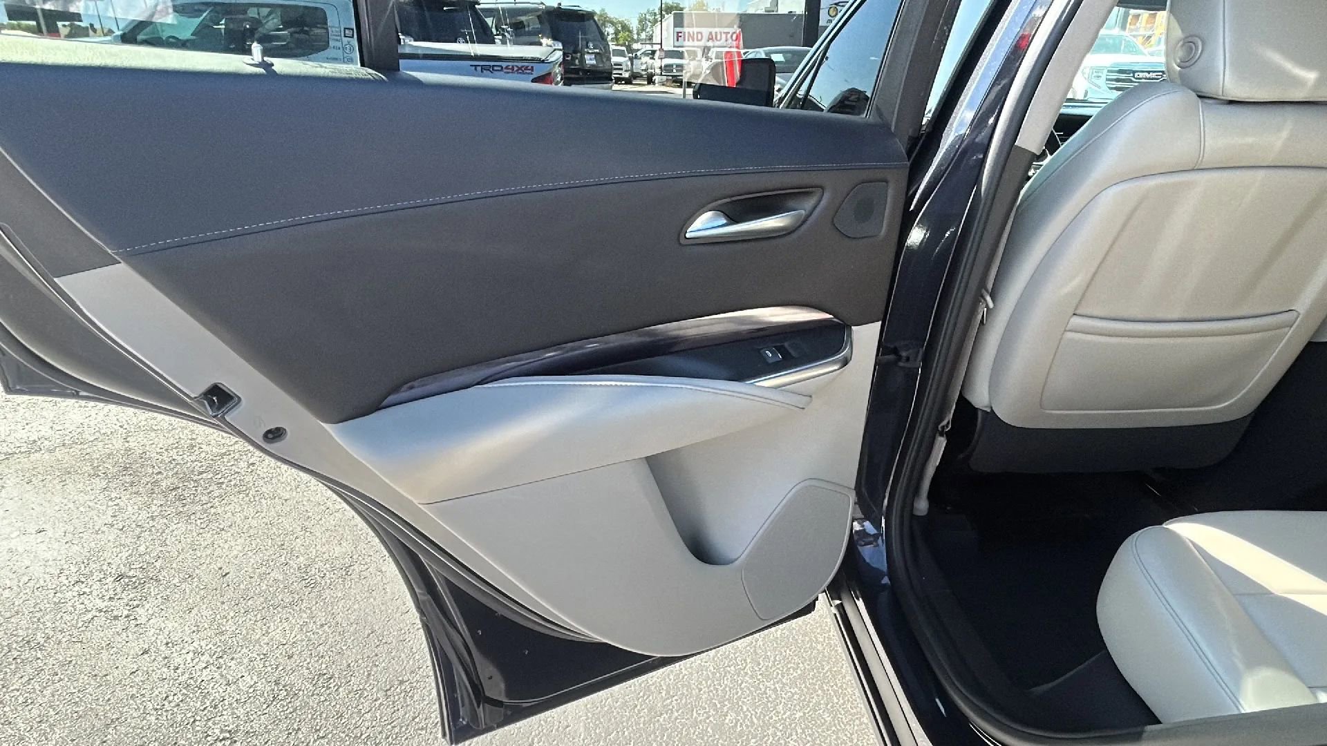 Used 2022 Cadillac XT4 Luxury w/ Cold Weather Package image 11