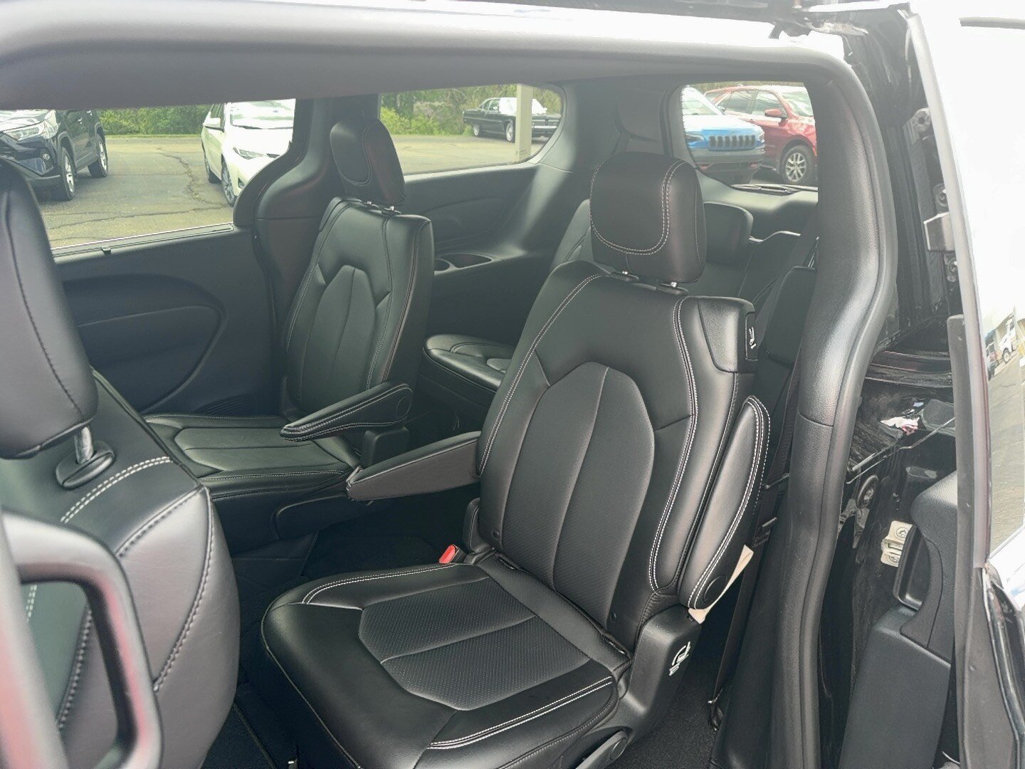 Used 2025 Chrysler Pacifica Select FWD image 10