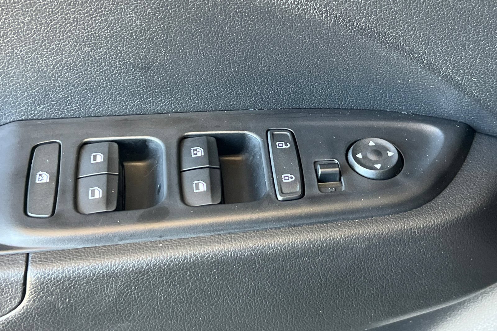Used 2025 Hyundai Venue SEL FWD image 14