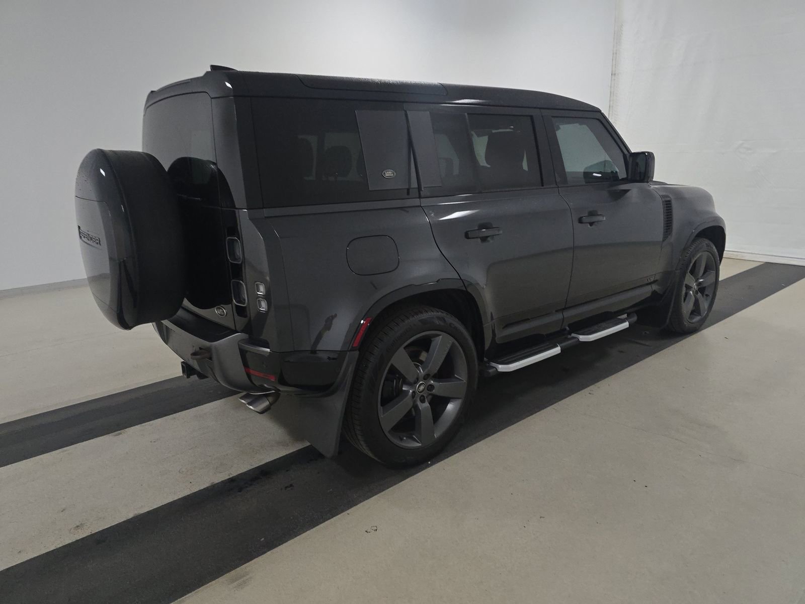 Used 2023 Land Rover Defender 110 V8 AWD/4WD image 5
