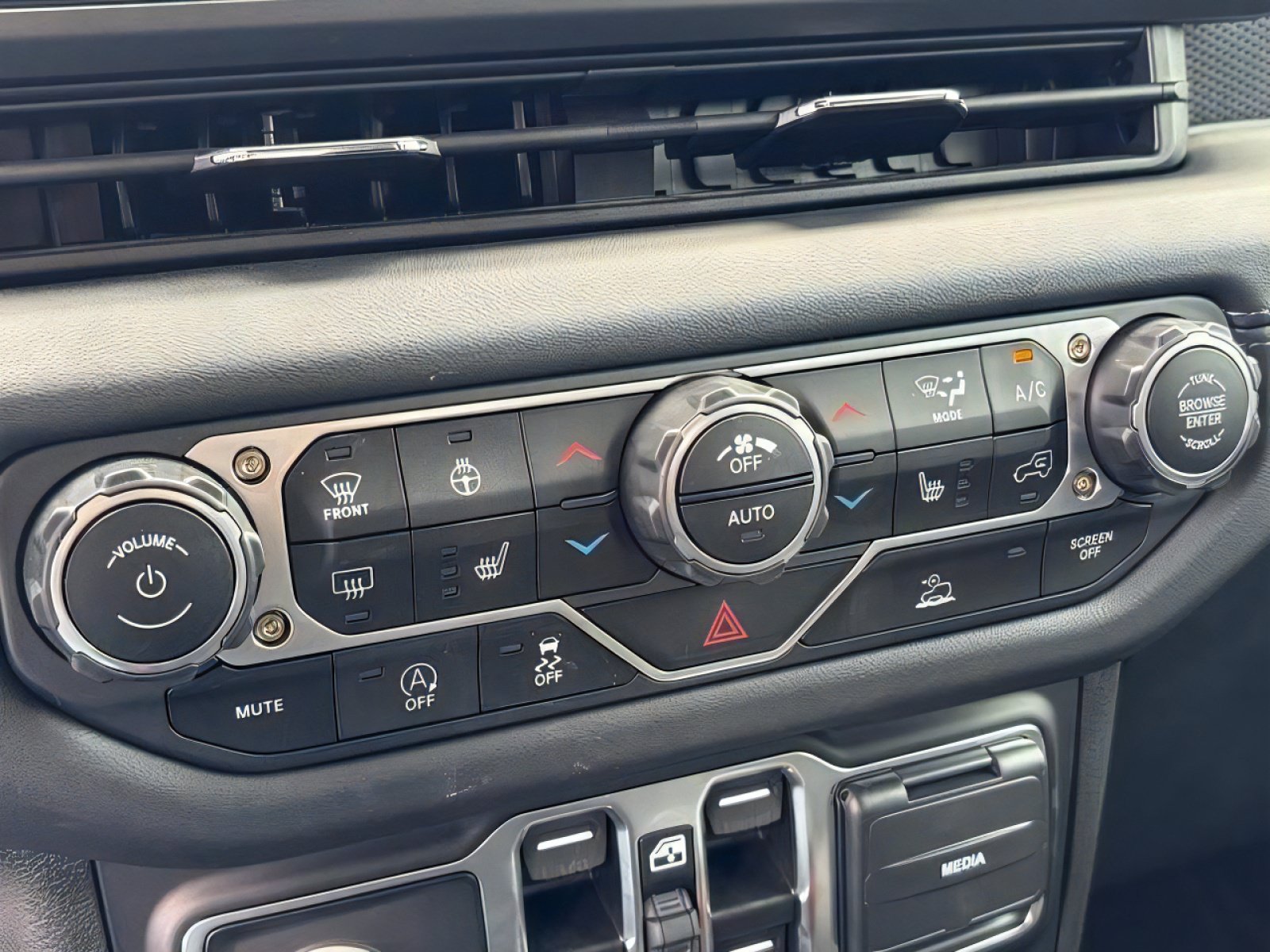 Certified 2025 Jeep Gladiator Mojave w/ Convenience Group AWD/4WD image 26