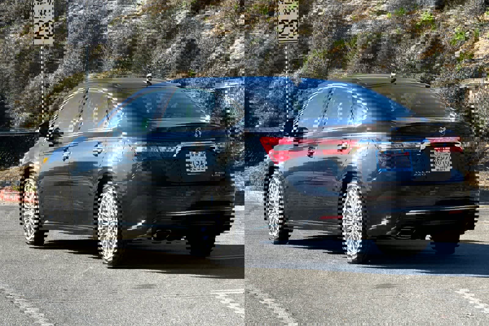 Used 2017 Toyota Avalon Limited image 7