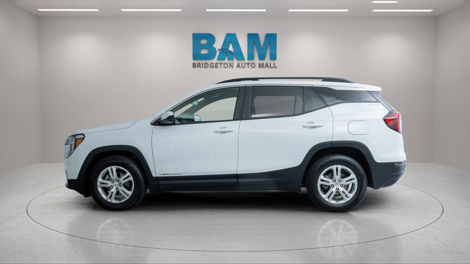 Used 2022 GMC Terrain SLE w/ Driver Convenience Package image 4