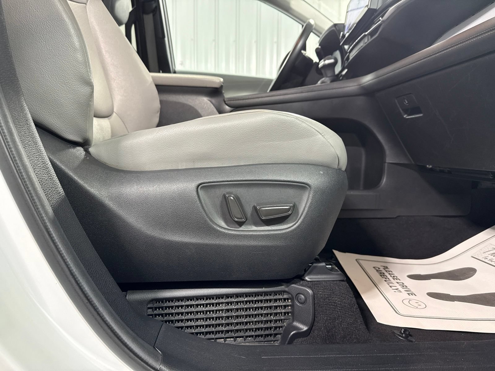 Used 2025 Toyota Sienna XLE FWD image 13