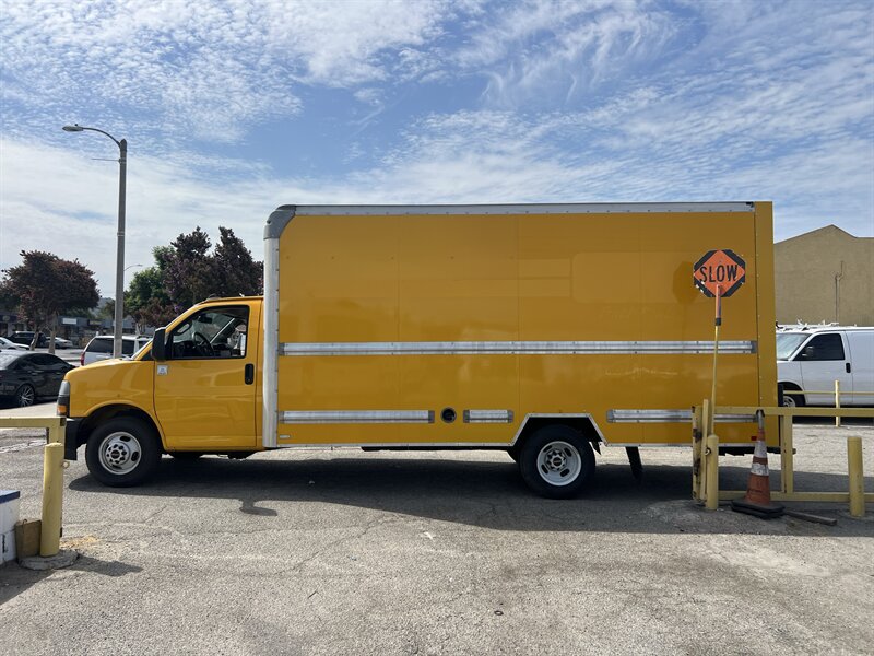 Used 2021 GMC Savana 3500 Extended w/ Power Convenience Package RWD image 4