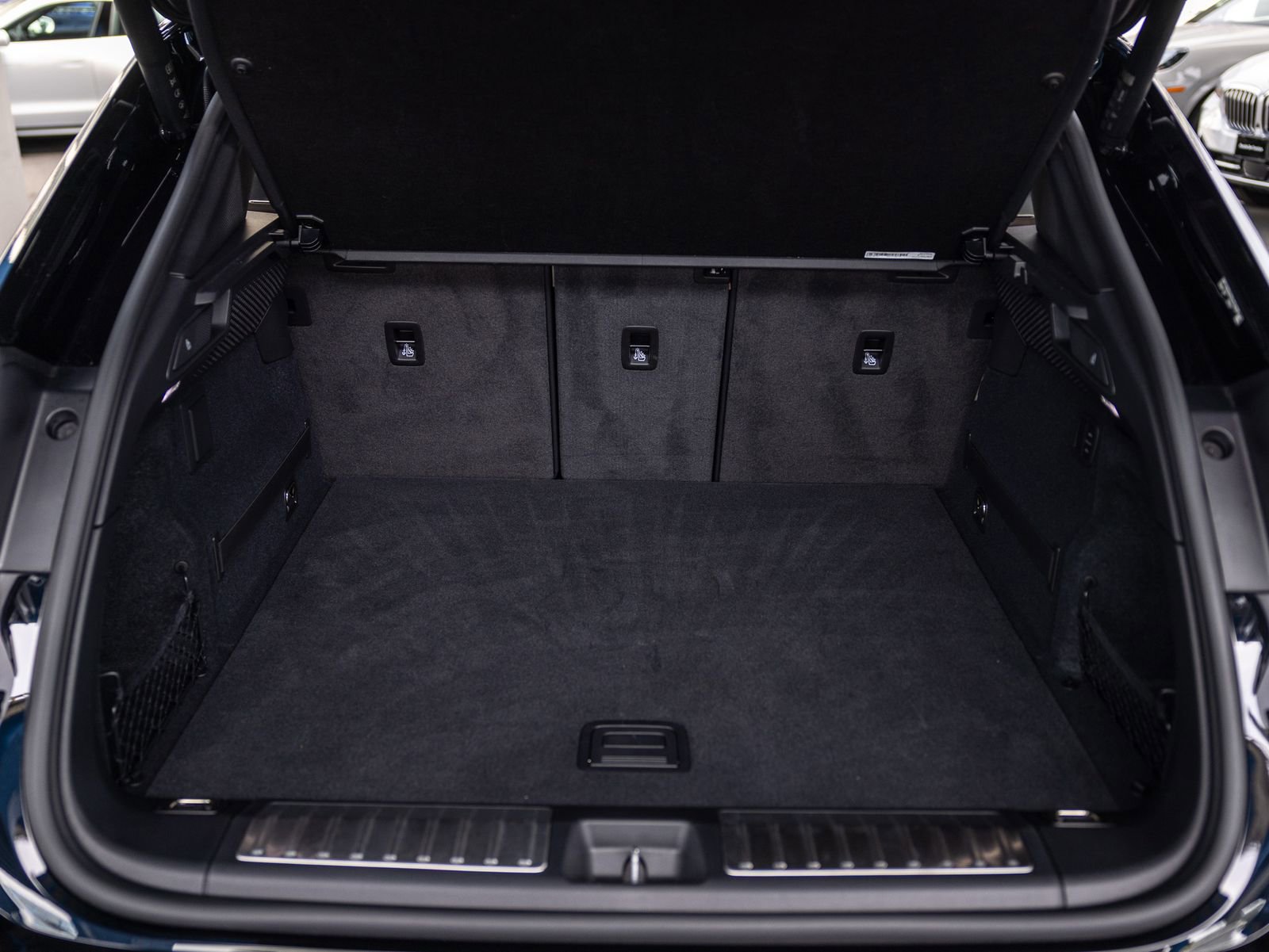 Certified 2025 Porsche Macan Electric image 39