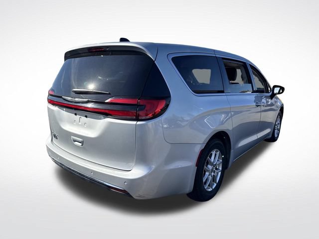 Used 2024 Chrysler Pacifica Touring-L FWD image 8