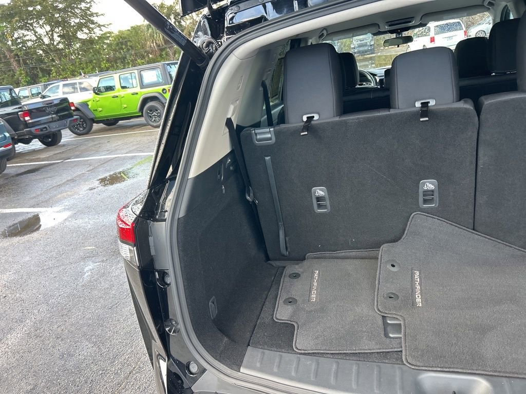 Used 2025 Nissan Pathfinder SV image 30