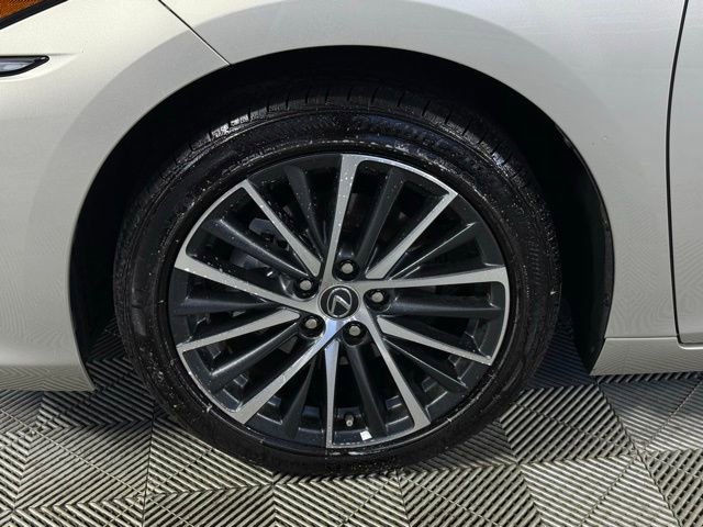 Used 2025 Lexus ES 300h w/ Premium Package image 8